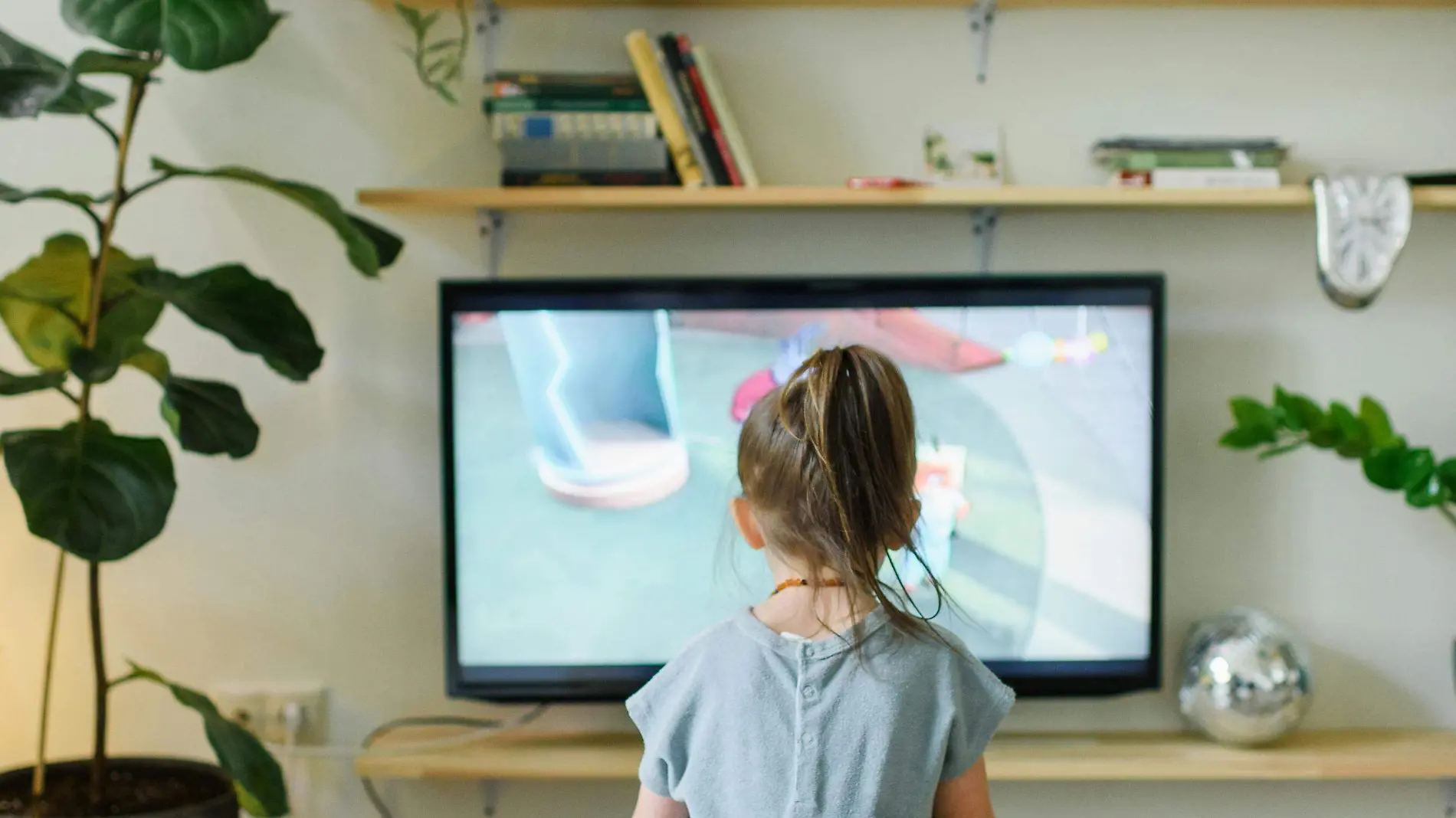 niña viendo tv